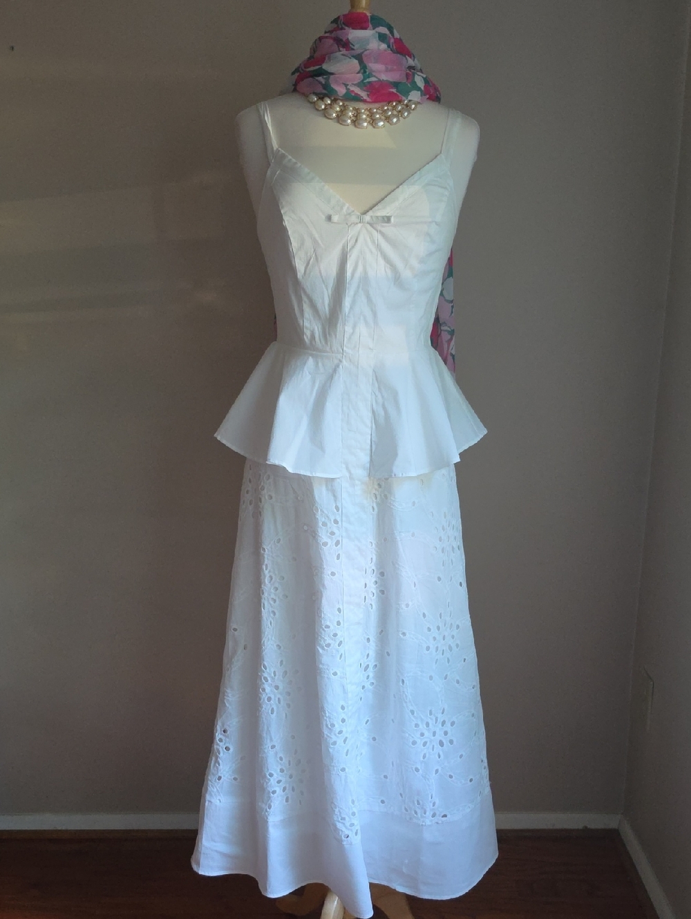 Elegant white sleeveless peplum dress with fitted bodice, adjustible straps, M.